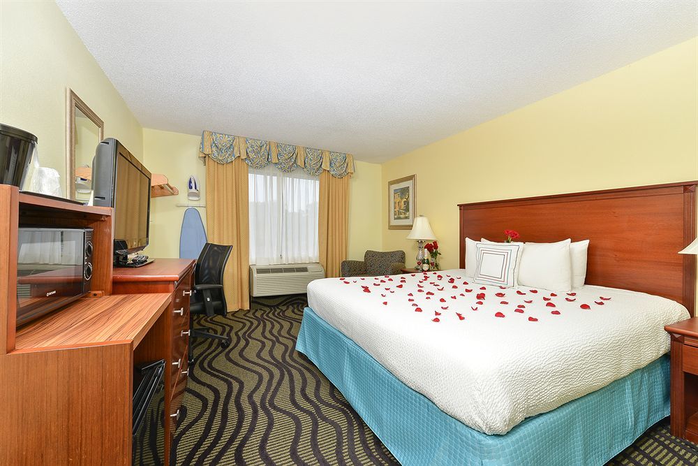 Baymont By Wyndham Savannah Midtown Екстер'єр фото