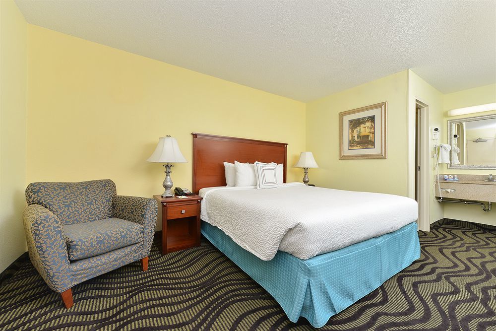 Baymont By Wyndham Savannah Midtown Екстер'єр фото