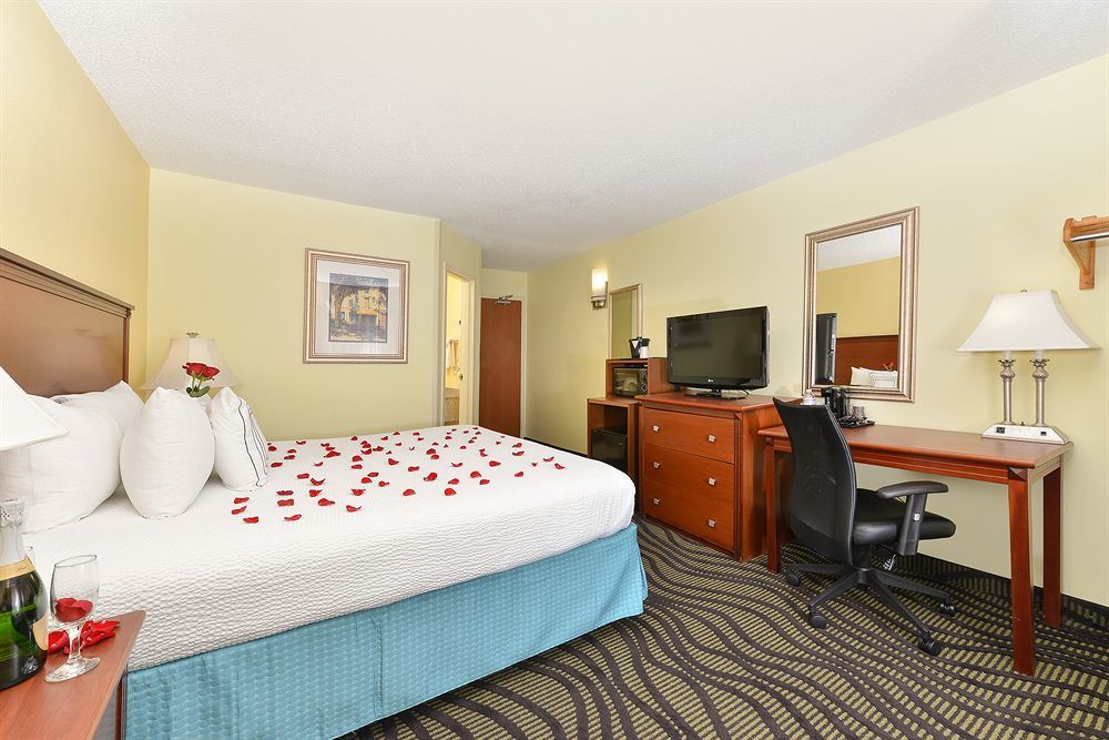 Baymont By Wyndham Savannah Midtown Екстер'єр фото